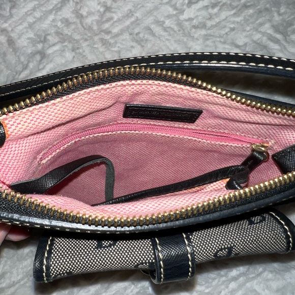 Dooney and Burke Stylish Black Crossbody Bag - Picture 3 of 4